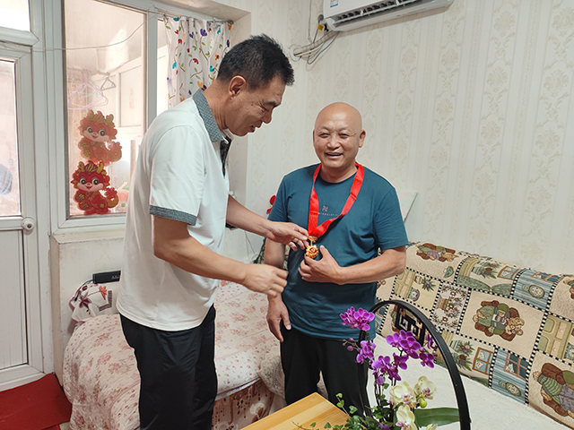 颁发“光荣在党50年”纪念章照片_6.png