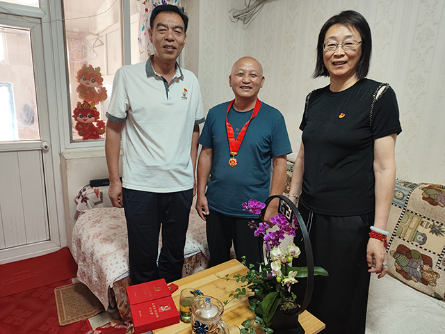 颁发“光荣在党50年”纪念章照片_8.png