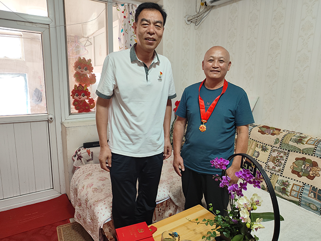 颁发“光荣在党50年”纪念章照片_7.png