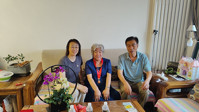 颁发“光荣在党50年”纪念章照片_4.png