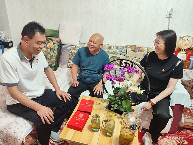 颁发“光荣在党50年”纪念章照片_9.png