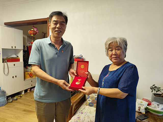 颁发“光荣在党50年”纪念章照片_2.png