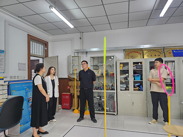昌平二中回龙观校区迎接区教委领导到校开展科学教育调研指导（照片）_图2.png