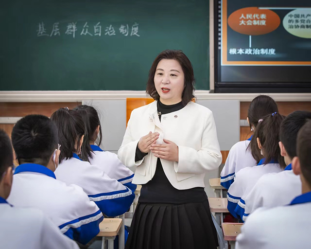 南校高一新教师_李金荣工作照.png