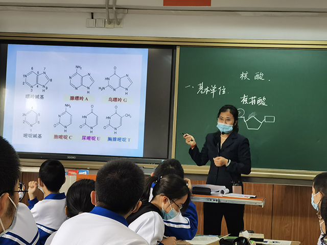 南校高一新教师_张萍工作照.png