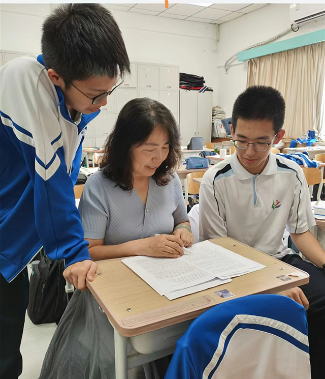 南校高一新教师_杨玉莲.png