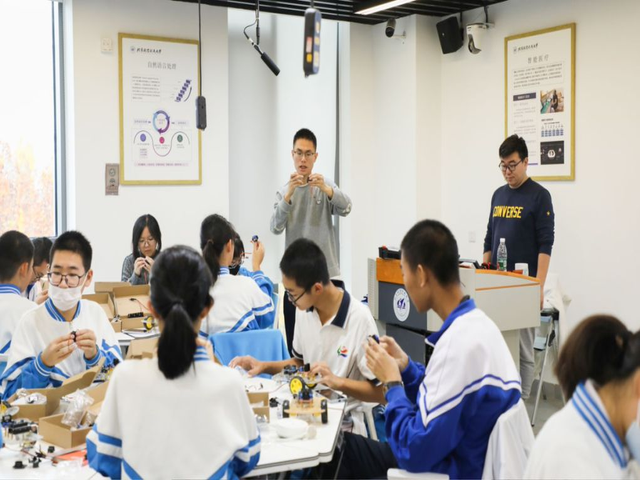昌平二中学生走进北航“探秘人工智能”_图2.png