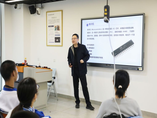 昌平二中学生走进北航“探秘人工智能”_图5.png