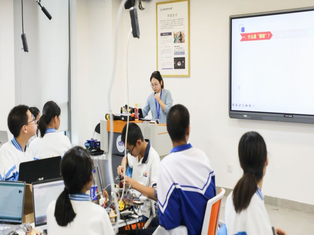 昌平二中学生走进北航“探秘人工智能”_图6.png