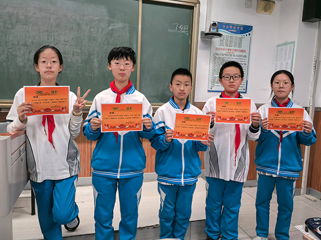初一17班 李璟含，李思媛，张昌瑞，苗行之，李若溪.png