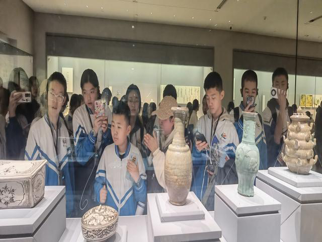 活动照片上传_图26-参观南京博物馆_gif.png