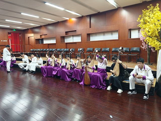 民乐团照片视频_展演准备3.png