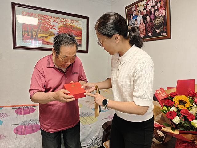 走访慰问、颁发奖章照片_3.png