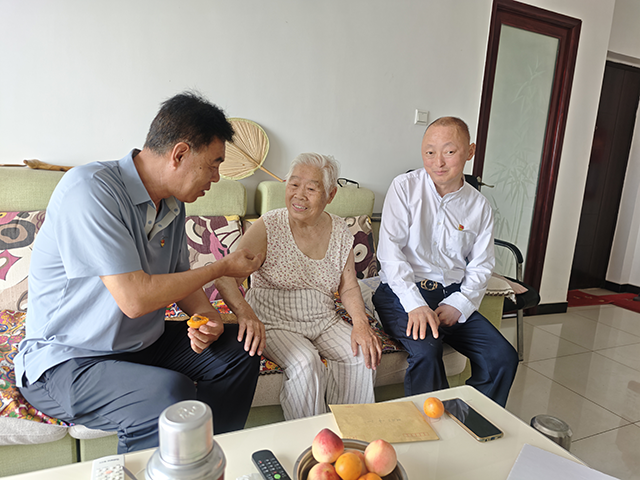 走访慰问、颁发奖章照片_11.png