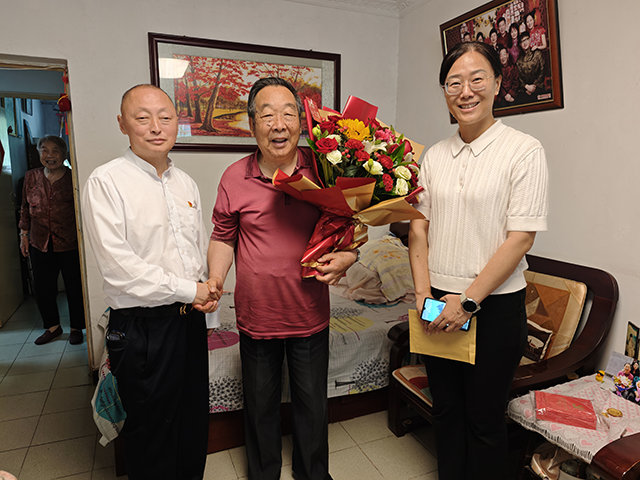 走访慰问、颁发奖章照片_2.png