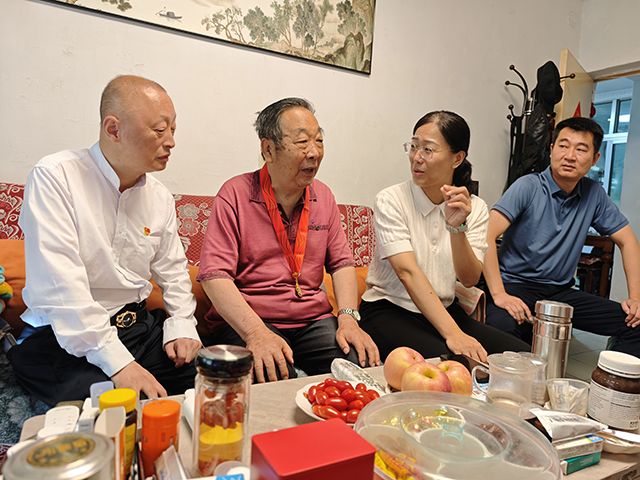 走访慰问、颁发奖章照片_6.png