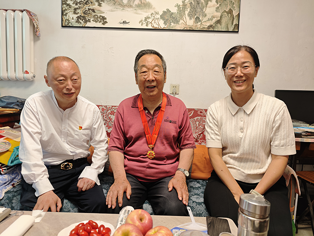 走访慰问、颁发奖章照片_5.png