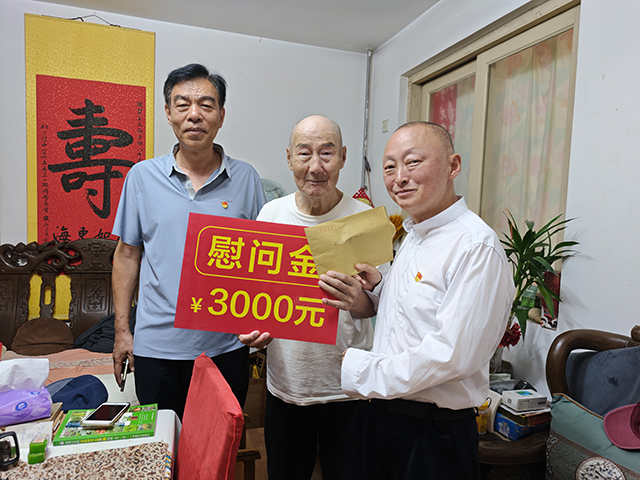 走访慰问、颁发奖章照片_8.png