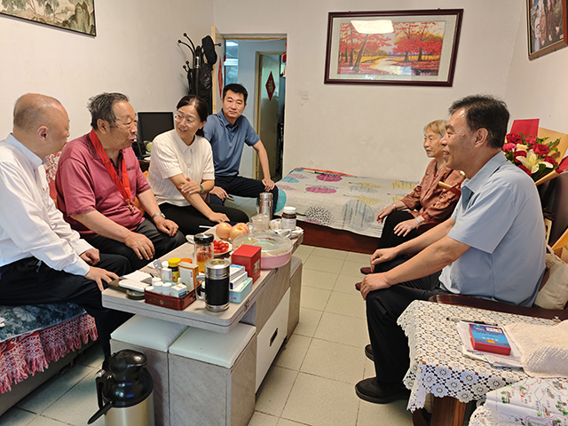 走访慰问、颁发奖章照片_7.png