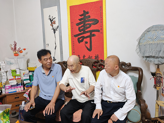 走访慰问、颁发奖章照片_9.png