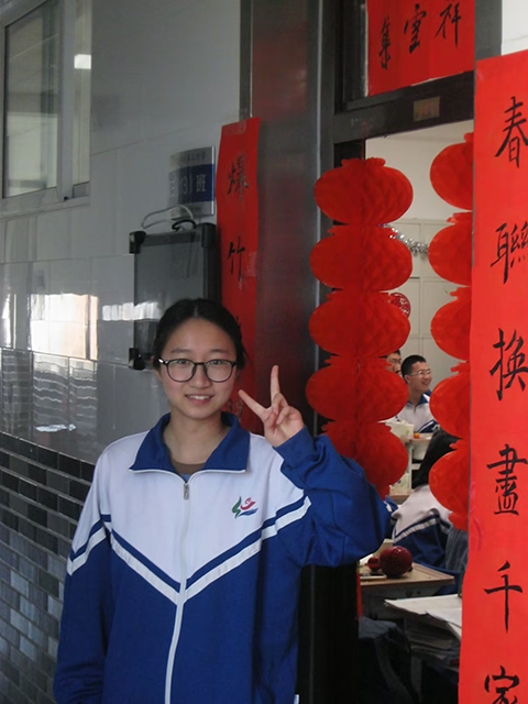 2025年高考单科状元+学法分享_2025年高考单科状元+学法分享_政治+何乐乐.png