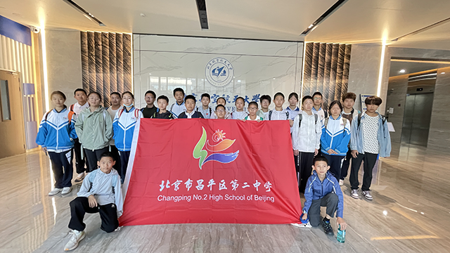 翱翔科技天空：昌平二中学子参加北航“飞临其境”无人机科普活动_图片1.png