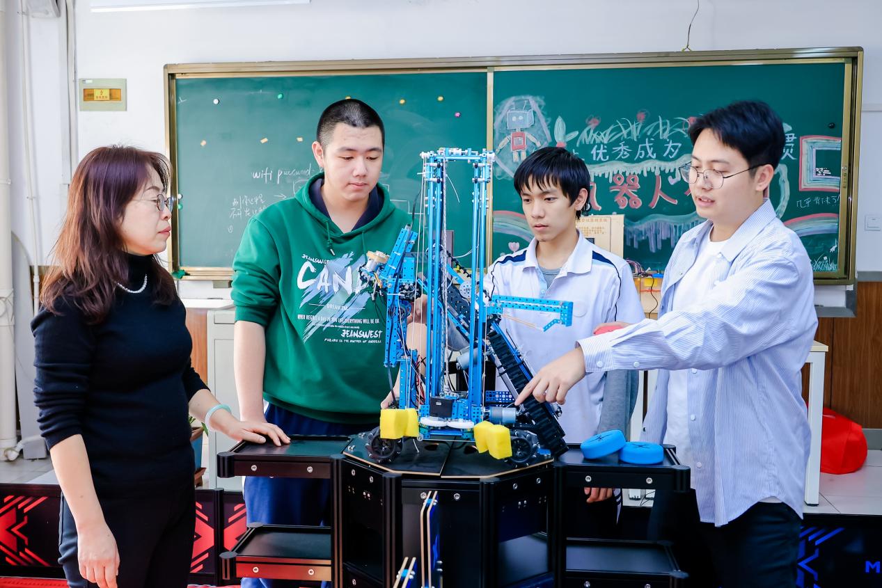 图3:师生研讨MakeX 机器人竞赛项目(该照片被教育考试报用)